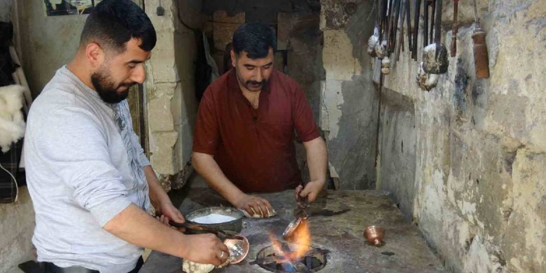 İkizler baba mesleğini aynı dükkanda sürdürüyor: Aylık kazançları 80 biner lira 2